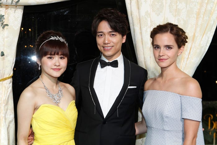 (左から)昆夏美、山崎育三郎、エマ・ワトソン(C)2017 Disney Enterprises, Inc. All Rights Reserved.