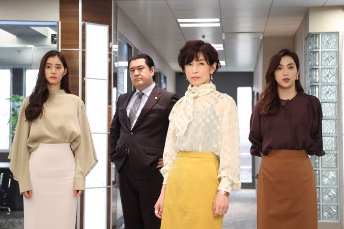 新木優子、小手伸也、鈴木保奈美、中村アン「SUITS/スーツ2」最終話より(C)フジテレビ