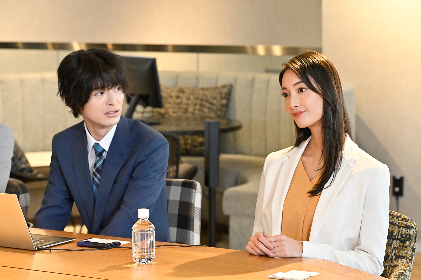 塩野瑛久、菜々緒「無能の鷹」第2話（C）テレビ朝日