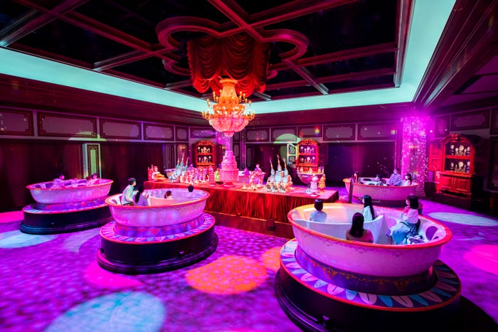 ダイニングルーム/「美女と野獣“魔法のものがたり”」(C)Disney