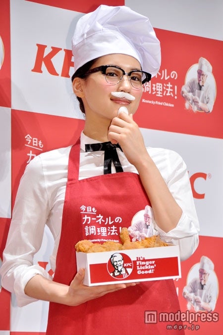 綾瀬はるか、眼鏡×ひげで“アヤセ・ハルカーネル”に