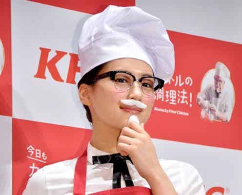 綾瀬はるか、眼鏡×ひげで“アヤセ・ハルカーネル”に