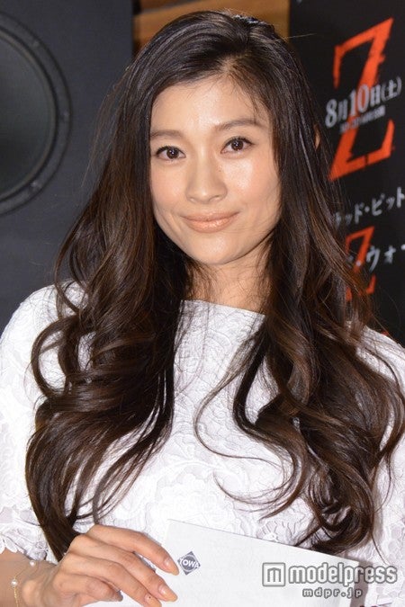 篠原涼子 ミニワンピで美脚披露 夫への想いを語る モデルプレス