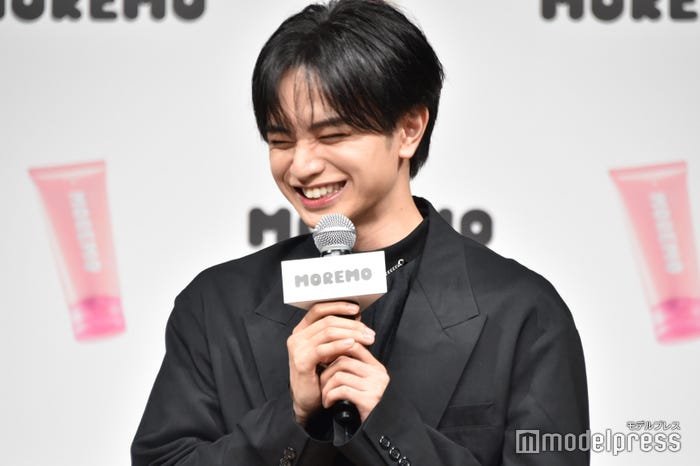 嘘がバレて照れ笑いする中島健人(C)モデルプレス