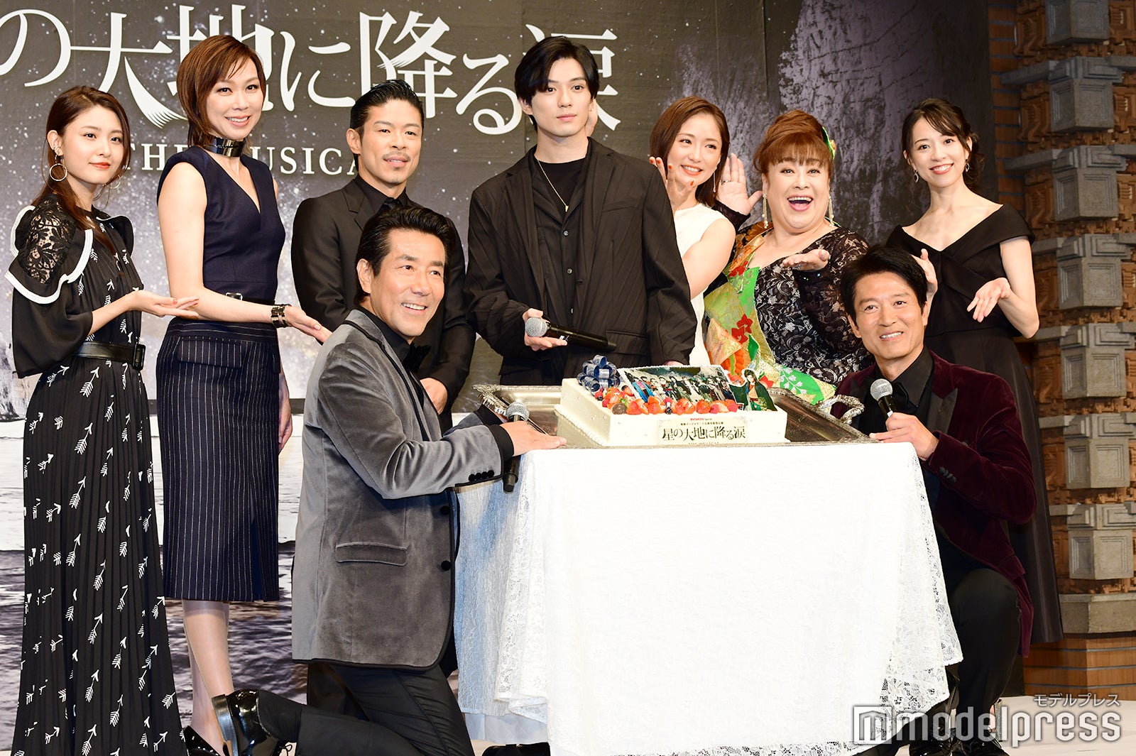 （左から）島ゆいか、湖月わたる、松本利夫、岸谷五朗、新田真剣佑、笹本玲奈、森公美子、寺脇康文、愛加あゆ（C）モデルプレス