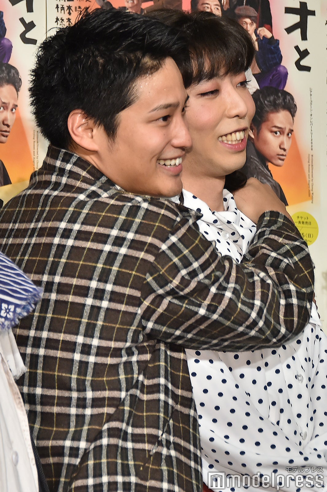 ジュリエット・柄本時生（右）を愛おしげにハグするロミオ・桐山照史（左）（C）モデルプレス