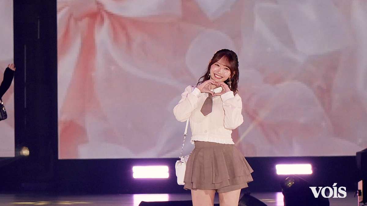 日向坂46藤嶌果歩、際立つ美脚 ネクタイブラウス×ミニスカ 甘めプレッピーY2Kルック