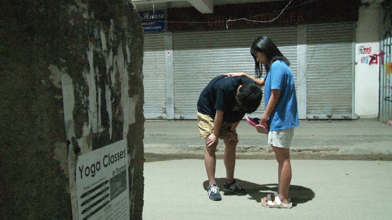 号泣するトム（左）をなぐさめるモア「あいのり：Asian Journey」シーズン2第6話より（C）フジテレビ