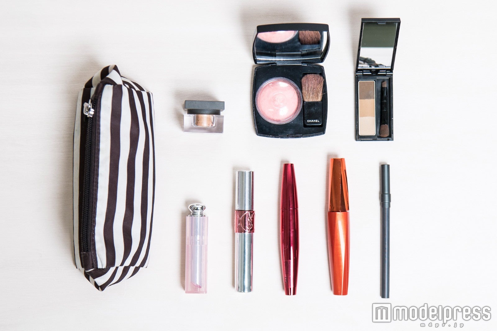 ポーチの中は？（C）モデルプレス（C）モデルプレス