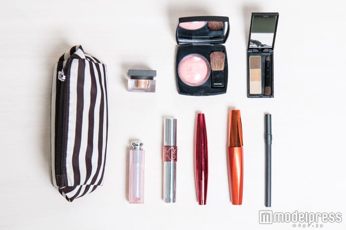 ポーチの中は?(C)モデルプレス(C)モデルプレス