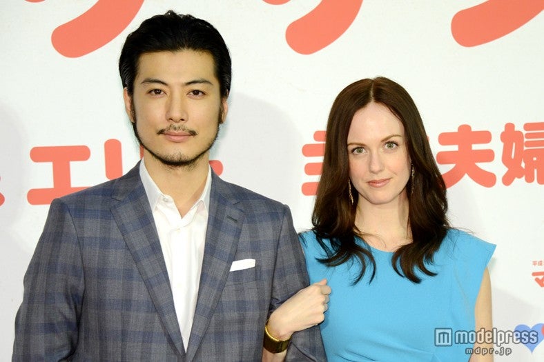 （左より）玉山鉄二、シャーロット・ケイト・フォックス