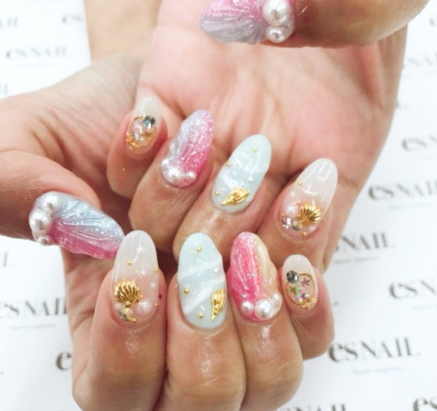 可愛いを詰め込んだ自分だけのマーメイドネイル／画像提供：esNAIL