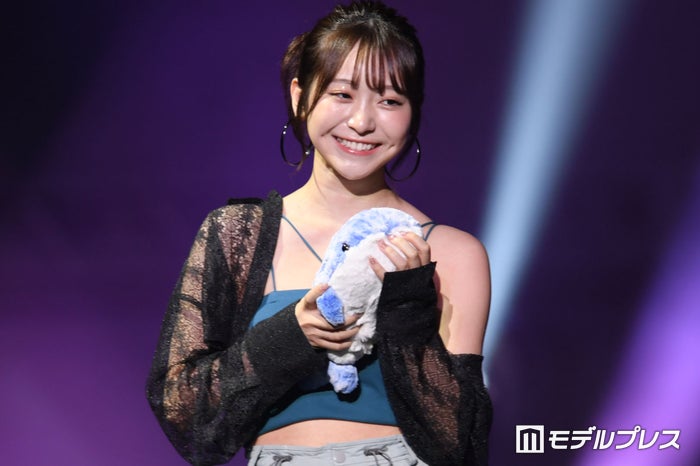 上智大卒・かとゆり、美谷間チラリのキャミ姿 キュートなお手振りで魅了【沖縄コレクション2024】