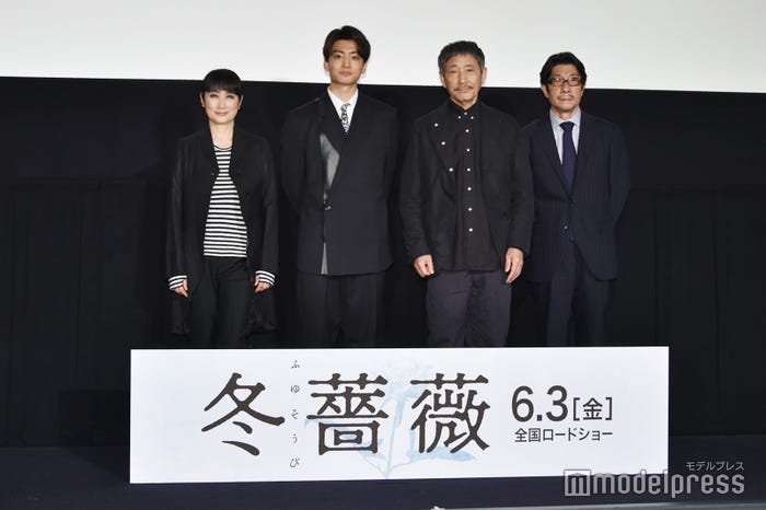 (左から)余貴美子、伊藤健太郎、小林薫、阪本順治監督(C)モデルプレス