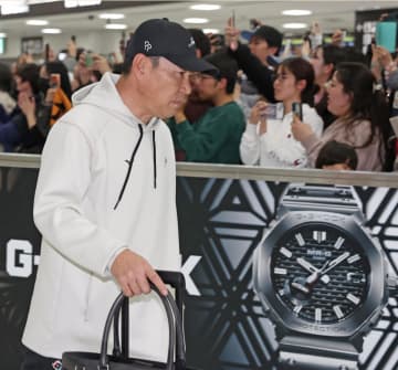 敗退の侍ジャパンがチャーター機で帰国 成田空港に約200人のファンが詰めかける 選手達は厳しい表情も 大きな拍手＆ねぎらいの声がかけられる