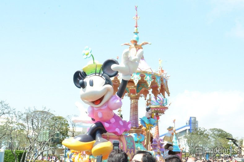 後ろには大きなミニー／ハピネス・イズ・ヒア