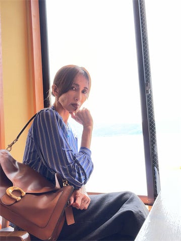 工藤静香、ブルーが爽やかな旅先コーデ披露「スタイル抜群で本当にかっこいい」