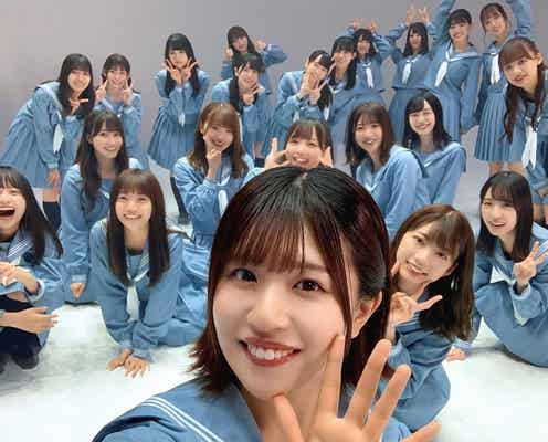日向坂46、セーラー服姿で22人全員集合“青春感”あふれる自撮り写真公開<日向撮VOL.01先行カット>