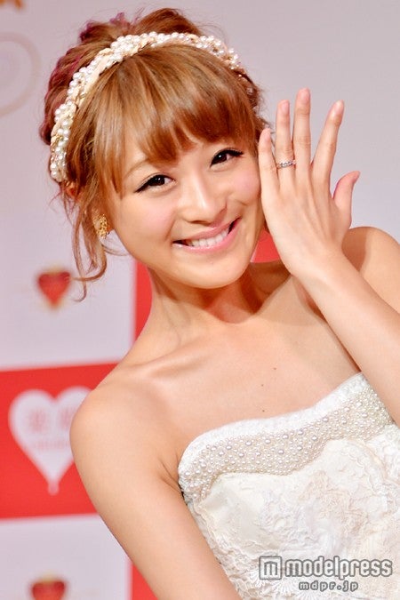 婚約指輪を披露する鈴木奈々