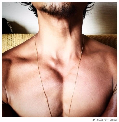 赤西仁、筋肉美披露に反響殺到　山田孝之も惚れ惚れ「キツく抱いてよ」