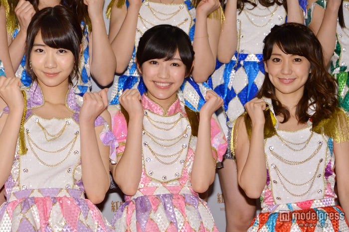 AKB48(左から:柏木由紀、渡辺麻友、大島優子)