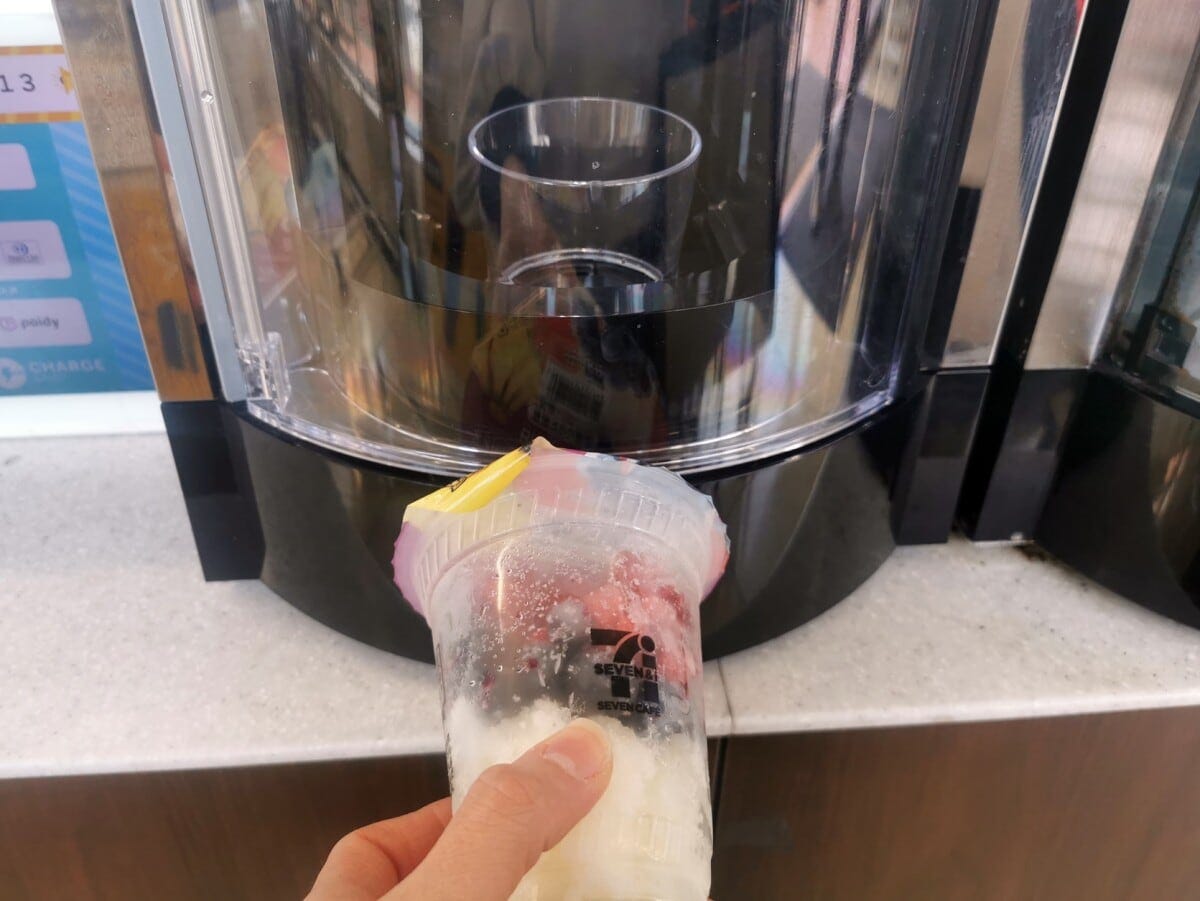 お会計を済ませた商品を持って専用マシンへ向かう