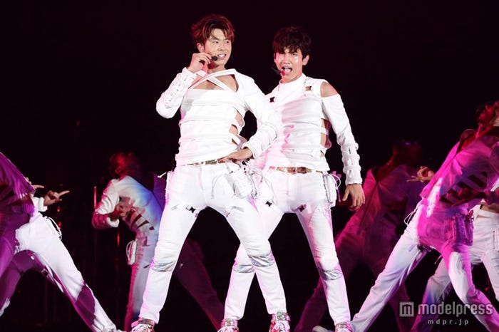 「a-nation stadium fes. 2013」初日公演の大トリを飾った東方神起(左から:ユンホ、チャンミン)