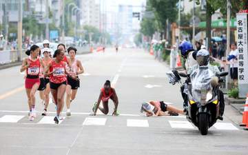 アジア大会 矢田みくにが22キロ付近で転倒のアクシデント バーレーンの選手と接触 すぐに起き上がりレース復帰も