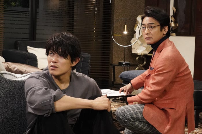 鈴木亮平、片岡愛之助「レンアイ漫画家」第1話より(C)フジテレビ