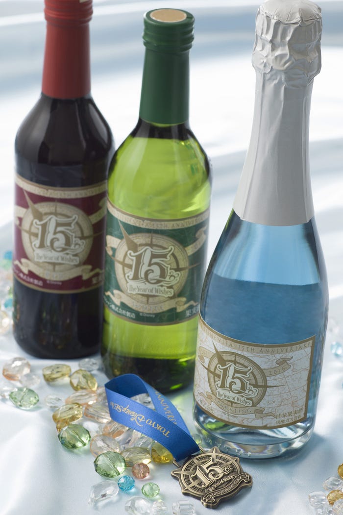 東京ディズニーシー15周年記念ラベルワイン(スパークリング)2800円/(C)Disney