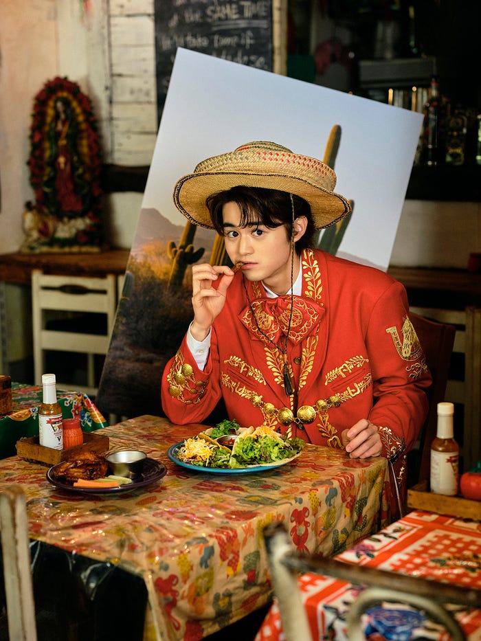 「鈴鹿央士 2024年カレンダー」(提供写真)