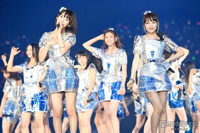 ライブの様子（C）AKS