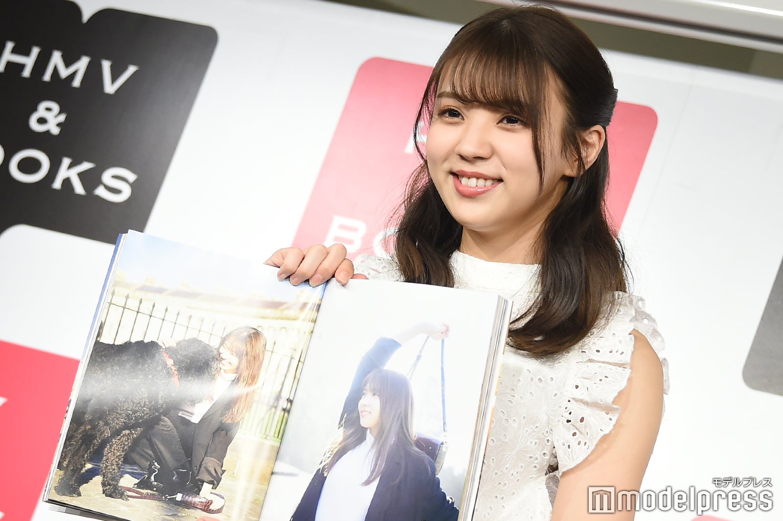 犬と一緒に遊んでいるお気に入りカットを紹介する小林由依（C）モデルプレス