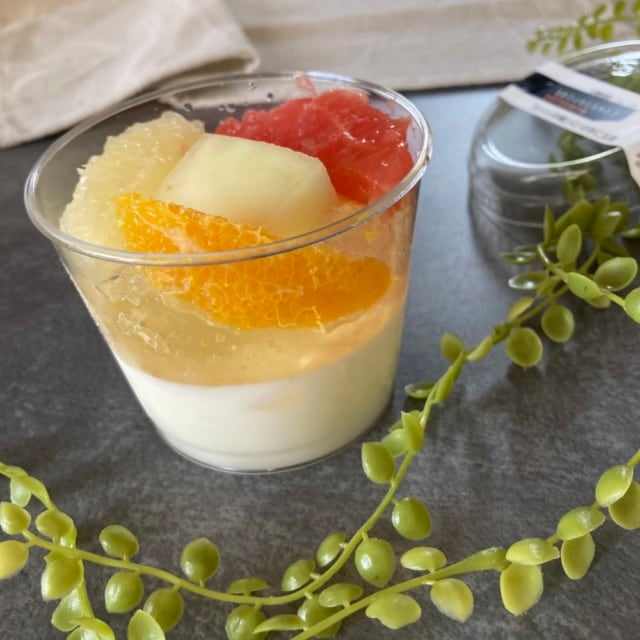 開封した彩りフルーツの杏仁豆腐