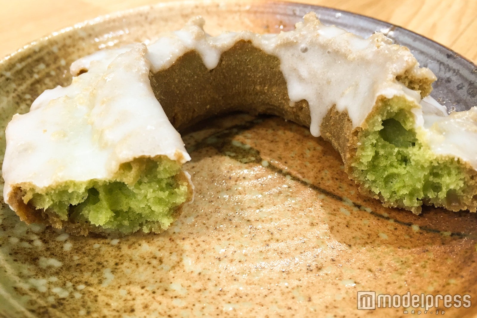 中から抹茶色が（C）モデルプレス