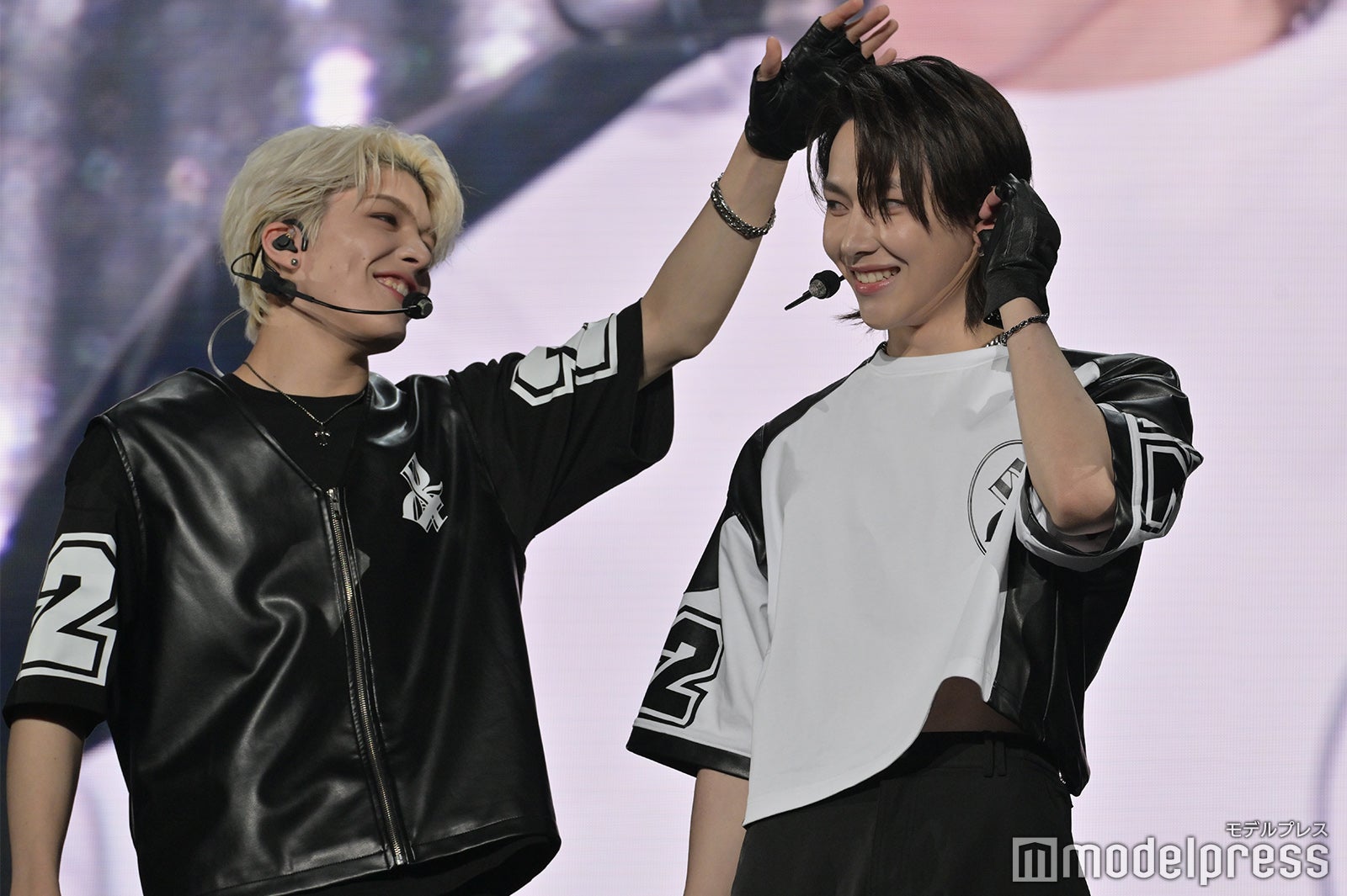 NICHOLAS（右）の頭をぽんぽんしようとする“大型犬”MAKI（左）「BEAT AX」&TEAM（C）モデルプレス