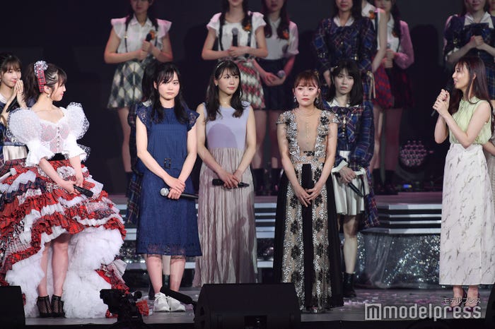 折井あゆみ(右)「峯岸みなみ卒業コンサート~桜の咲かない春はない~」(C)モデルプレス