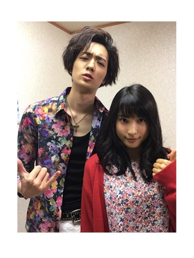 ドラマ「お迎えデス。」で再共演を果たした竜星涼、土屋太鳳/竜星涼オフィシャルブログ(Ameba)より