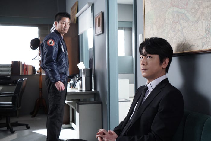 (左から)寺脇康文、及川光博 (C)テレビ朝日