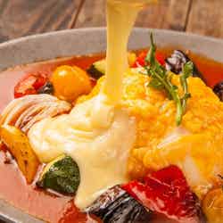 ラクレットチーズと季節野菜の完熟トマトソースオムライス1,200円/画像提供:ダイヤモンドダイニング