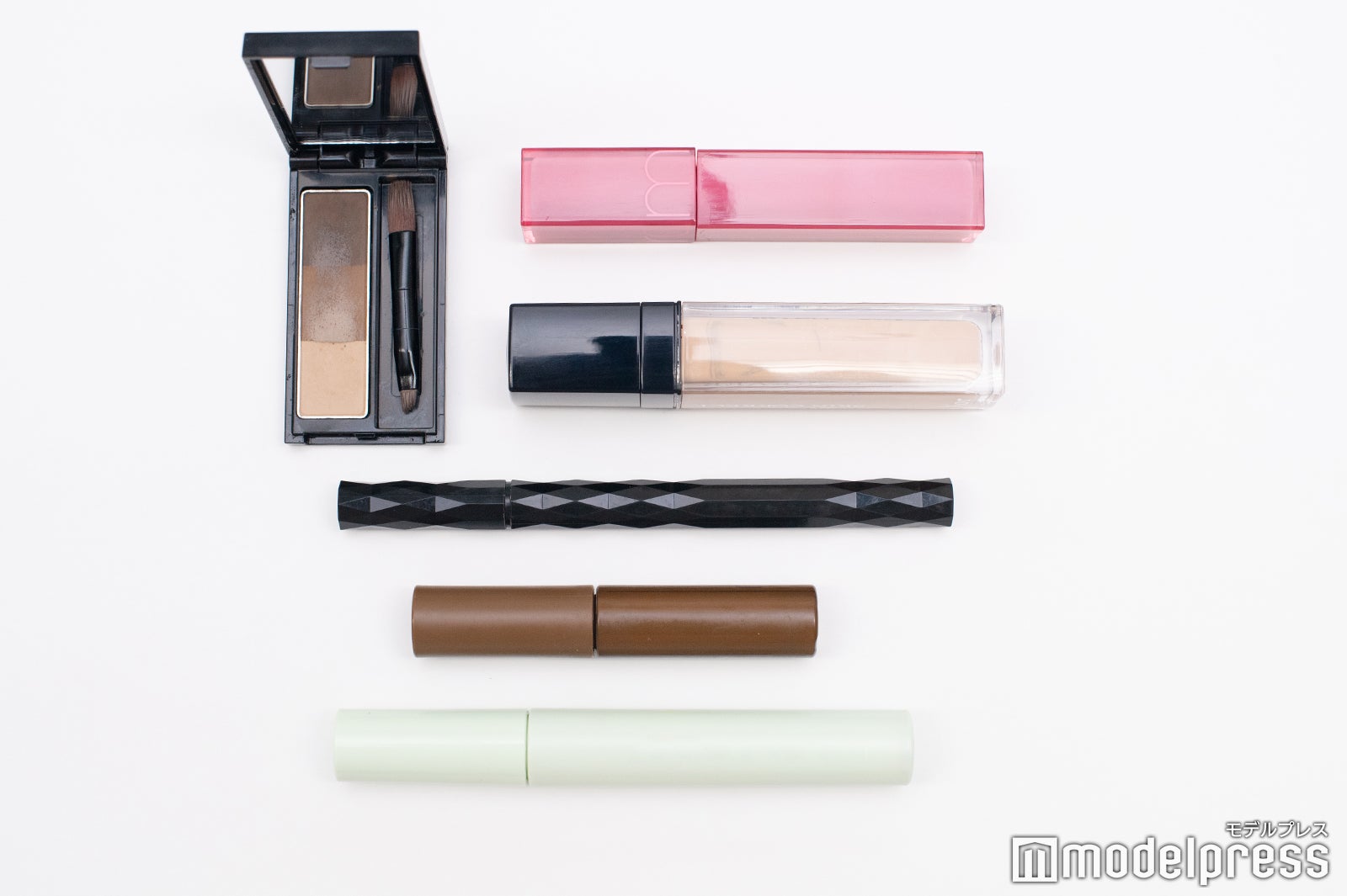 岸本理沙アナウンサーのメイクポーチの中身をチェック！（C）モデルプレス