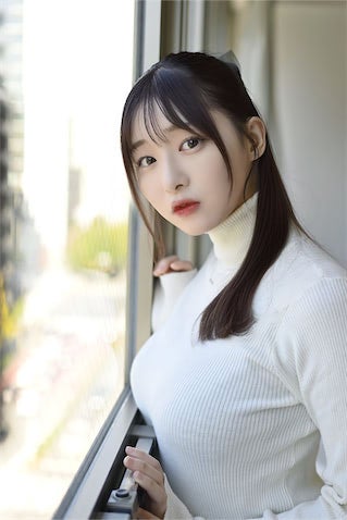 我妻ゆりか、バストライン際立つハイネックニット姿でファンを魅了 - モデルプレス