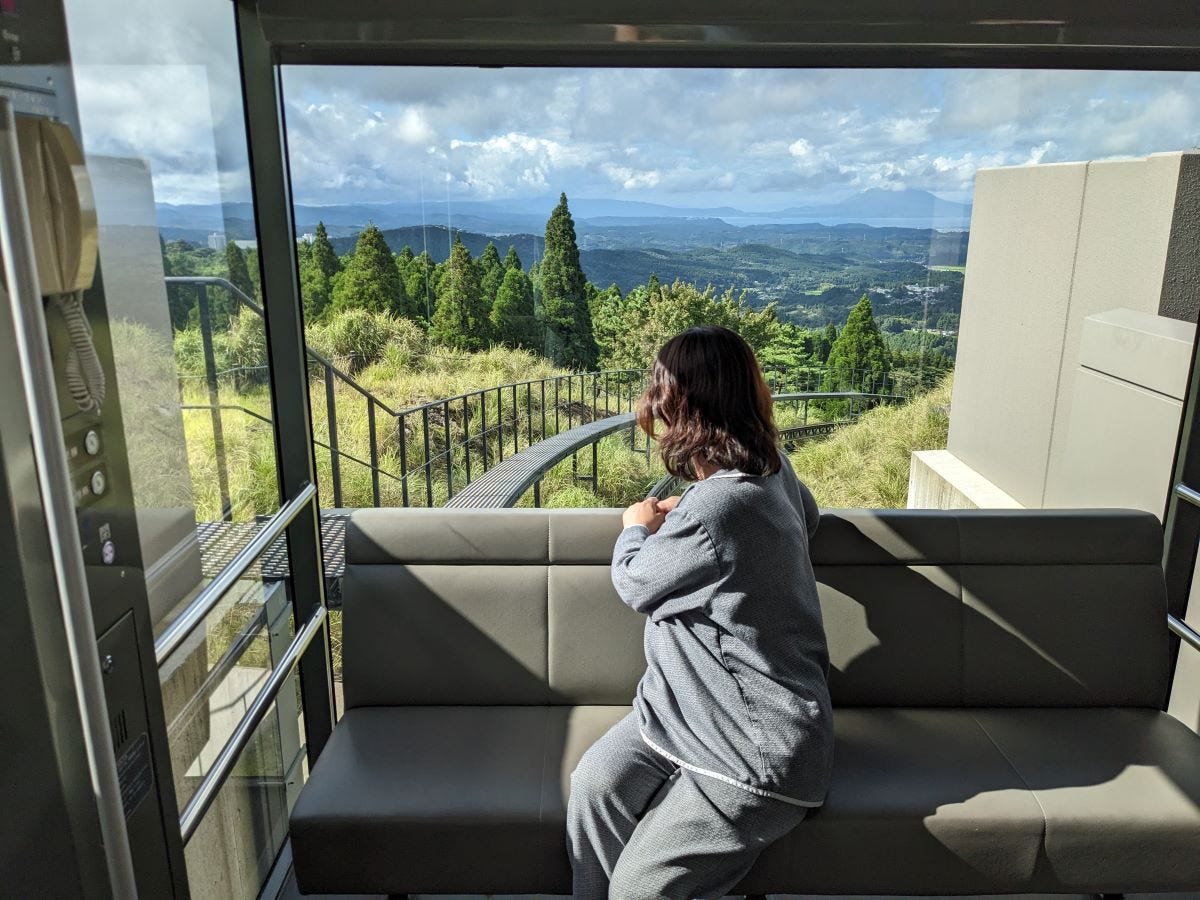 客室棟から温泉棟まではスロープカーで。時には野生動物の姿も見られるそう