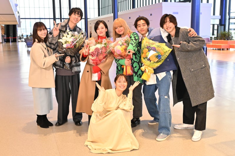 （前列）広瀬アリス（後列左から）飯沼愛、水沢林太郎、伊原六花、箭内夢菜、濱尾ノリタカ、道枝駿佑（C）TBS