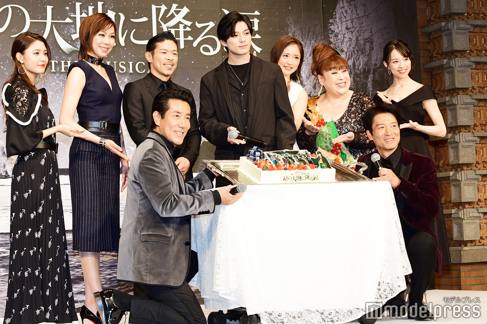（左から）島ゆいか、湖月わたる、松本利夫、岸谷五朗、新田真剣佑、笹本玲奈、森公美子、寺脇康文、愛加あゆ（C）モデルプレス