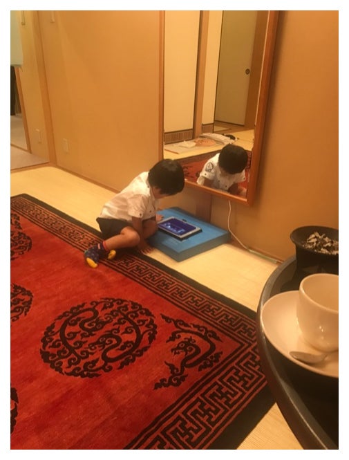 タブレットで歌舞伎のDVDを見る勸玄くん／市川海老蔵オフィシャルブログ（Ameba）より