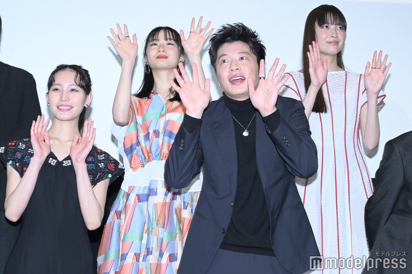 会場のお客さんに手をふる田中圭・南沙良・茅島みずき・莉子（C）モデルプレス