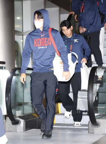 WBC 韓国代表がマイアミに到着 チャーター機はフルフラットになるシート MLB組のキム・ヘソンとイ・ジョンフが並んで歩く