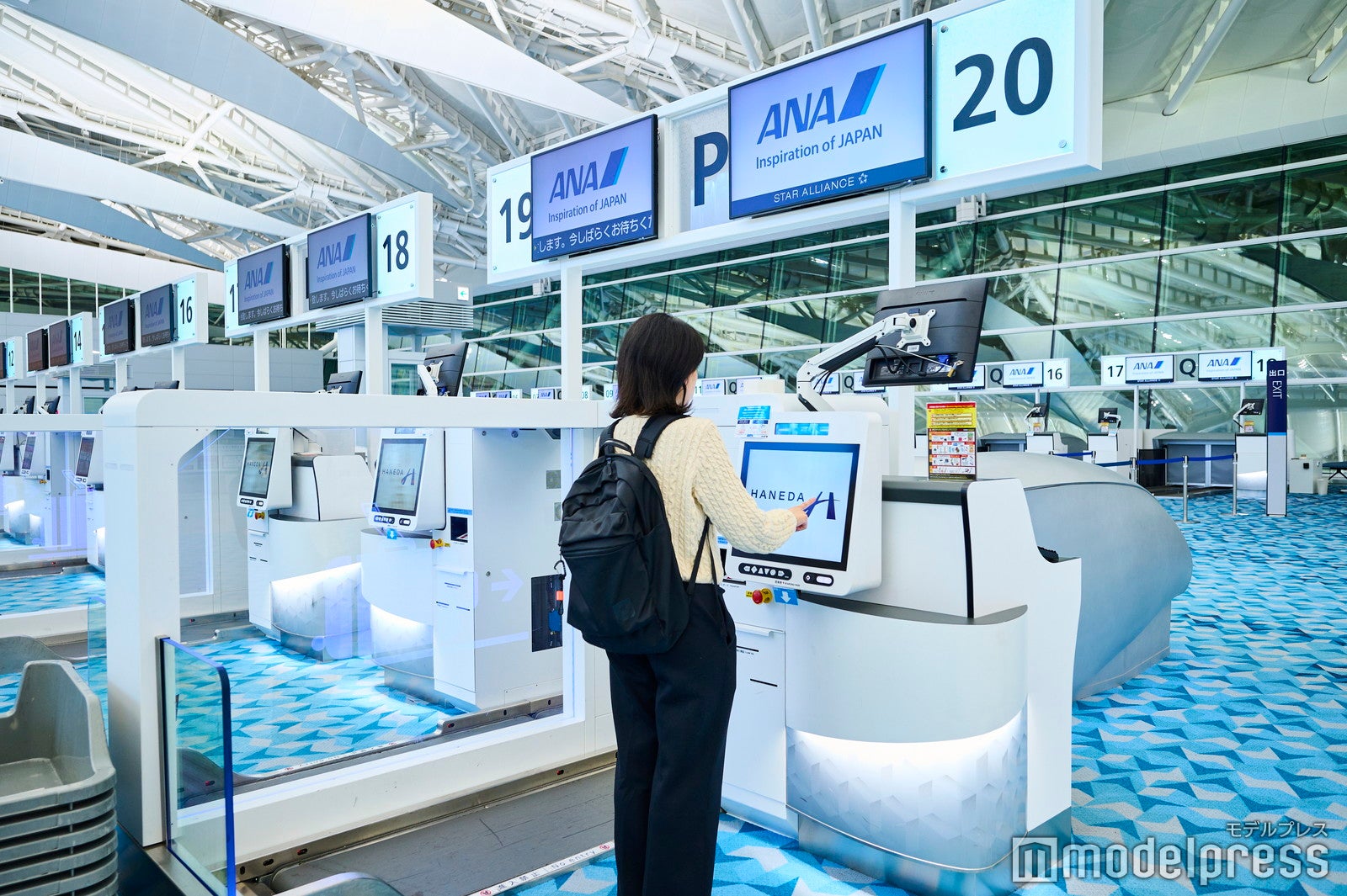チェックイン～スーツケースの預け入れまで自ら手続きできてスムーズ（C）モデルプレス