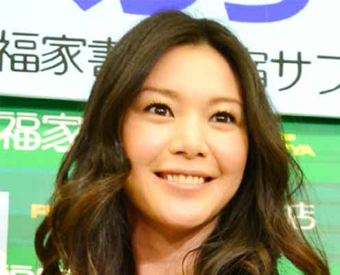 知花くらら、ミニワンピで美脚・ボディラインを披露 初エッセイは水着ショットも収録